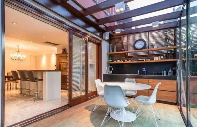Casa em condomínio fechado com 4 quartos para alugar na rua ênio andrade, 320, três figueiras, porto alegre por r$ 34.000
