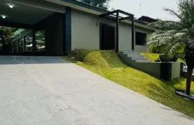 Casa térrea é o verdadeiro refúgio de luxo e sofisticação no condomínio fazenda da ilha.