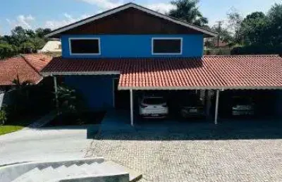 Este esplêndido refúgio no condomínio fechado de alto padrão, fazenda da ilha