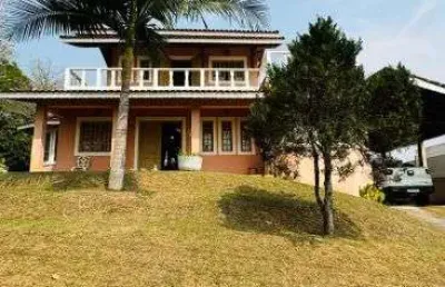 Apresentamos uma casa espetacular no prestigiado condomínio fazenda da ilha