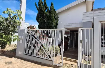 Excelente casa, são 03 suites, sala com pé direito alto, lavabo, escritório, ampla cozinha com planejados,garagem para 02 automoveis, espaço goumert, piscina, banheiro