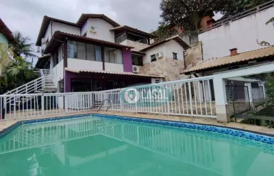 Casa em condomínio com 04 quartos com piscina, sauna e churrasqueira em pendotiba