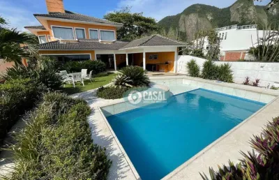 Casa em frente a praia de itacoatiara com 07 suítes, elevador, piscina e quintal