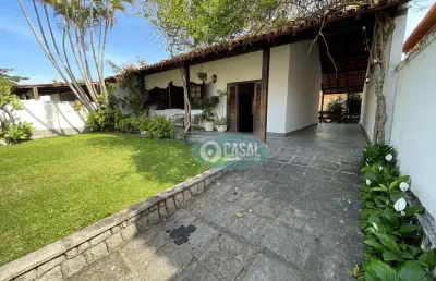 Casa com 03 quartos e quintal na quadra da praia de piratininga!