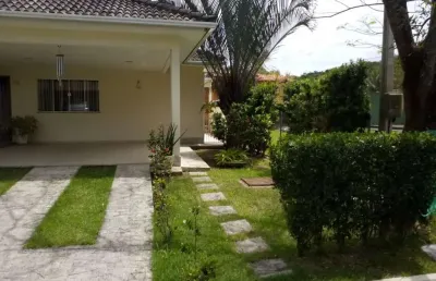 Casa linear em condomínio com 03 quartos, piscina e churrasqueira!