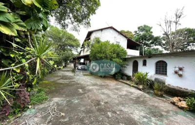 02 casas em terreno de 1.885 m² com piscina, churrasqueira e quintalzão!
