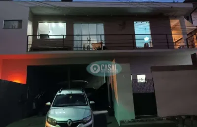 Casa em condomínio com 03 quartos, piscina e churrasqueira.