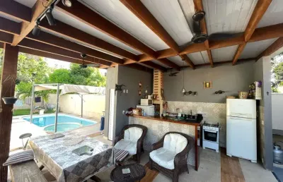 Casa com 04 quartos à venda em itaipu com piscina e churrasqueira.