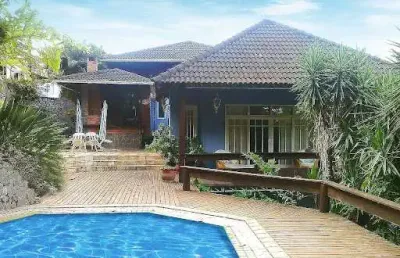 Casa em condomínio com 03 quartos, piscina, sauna e churrasqueira