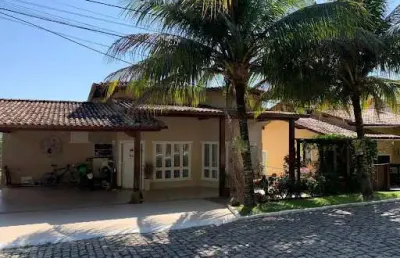 Casa em condomínio com 04 quartos, piscina, sauna e churrasqueira em itaipu.