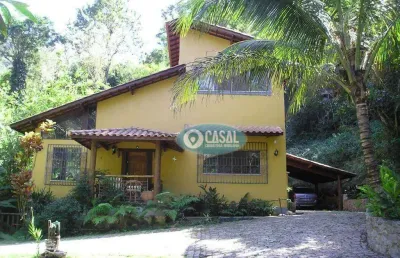 Casa com 04 quartos com 2000 m² de terreno em ótima localização de itaipu.