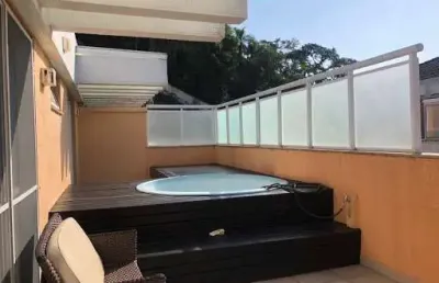 Cobertura com 03 quartos a poucos metros da praia de itacoatiara