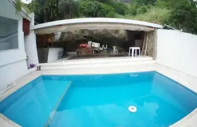 Casa em condomínio com 04 quartos com piscina e churrasqueira.