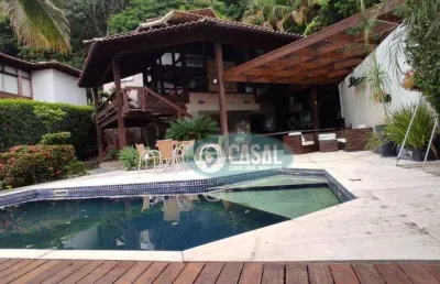 Casa em condomínio com 03 quartos, piscina e churrasqueira em itaipu.