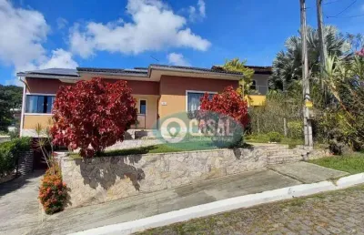 Casa em condomínio com 03 quartos com piscina e churrasqueira em várzea das moças.