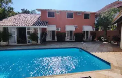 Casa em condomínio com 04 quartos, piscina, sauna e churrasqueira em itaipu.