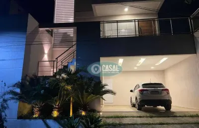 Casa em condomínio com 03 quartos, piscina e churrasqueira.