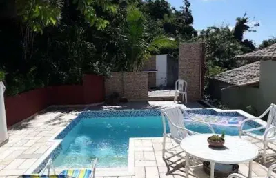 Casa em camboinhas com 06 quartos, piscina e churrasqueira.