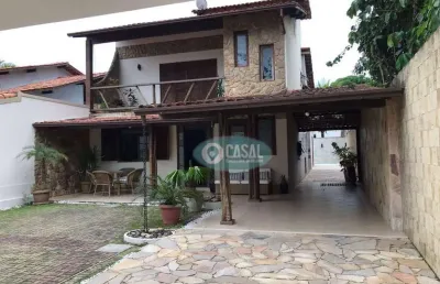 Casa em camboinhas com 04 quartos sendo 02 suítes, piscina e churrasqueira.