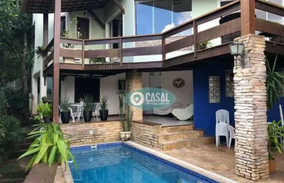 Casa com 03 quartos sendo 03 suítes em condomínio itaipu.