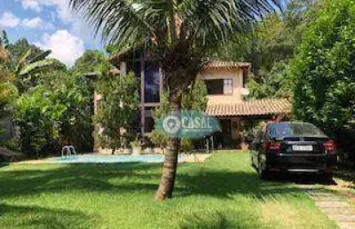 Casa em condomínio com 03 quartos sendo 02 suítes, piscina e churrasqueira!