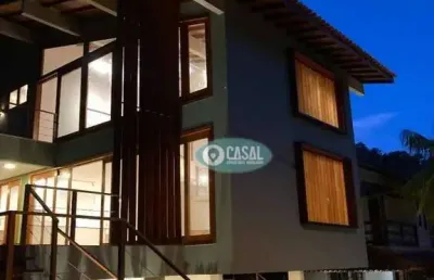 Casa em condomínio com 03 quartos, piscina e churrasqueira.