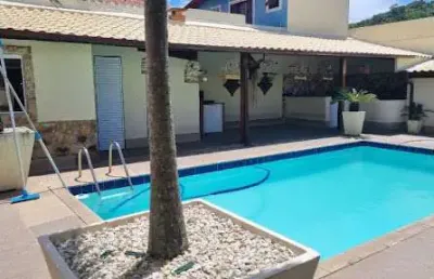 Casa com 03 suítes à venda em itaipu com piscina, sauna e churrasqueira!