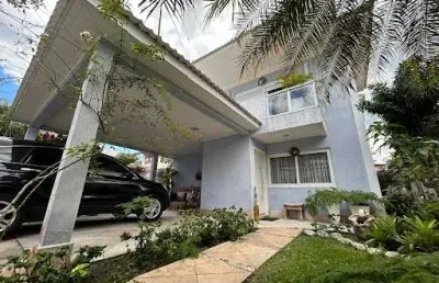 Casa em condomínio com 05 quartos, piscina e churrasqueira.