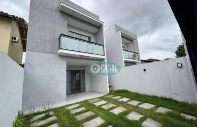 Casa em condomínio com 03 quartos, piscina e churrasqueira em itaipu!