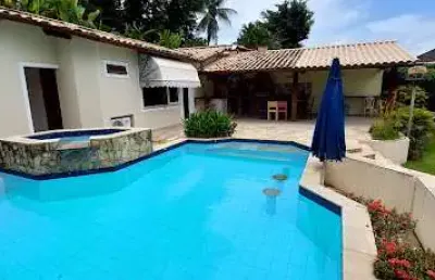 Casa linear em condomínio com 04 quartos com piscina e churrasqueira em itaipu