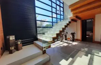 Casa com 04 quartos de frente para a praia de itacoatiara - niterói/rj