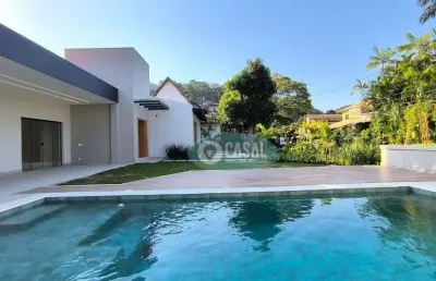 Casa linear em condomínio com 04 suítes, piscina e churrasqueira em itaipu.