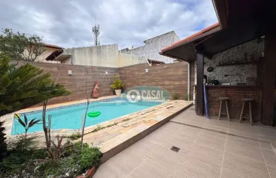 Casa com 04 quartos, piscina e churrasqueira à poucos passos da praia de piratininga!