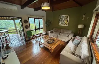 Casa em condomínio com 03 quartos e vista deslumbrante para as montanhas!