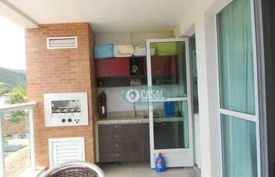 Apartamento em itaipu com 02 quartos e varandão gourmet com churrasqueira!