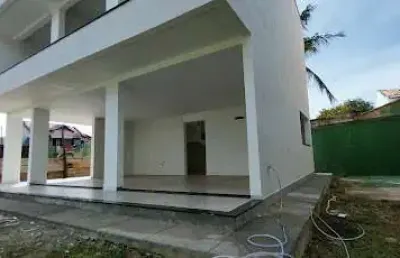 Casa em condomínio com 04 quartos em construção em itaipu!