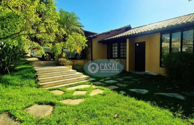 Casa linear em condomínio com 03 quartos, piscina, sauna e churrasqueira em itaipu!