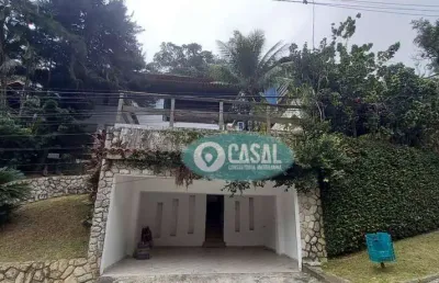 Casa em condomínio com 04 quartos, piscina, sauna e churrasqueira em itaipu!