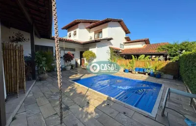 Casa em condomínio com 04 quartos, piscina e churrasqueira em piratininga!