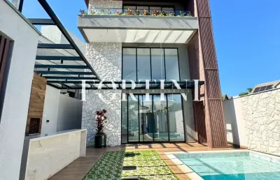Venha se encantar com esta incrível casa no condomínio riviera del sol!