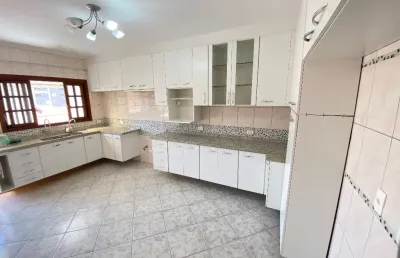Sobrado maravilhoso rua frária rósea 2 suítes 2 vagas de garagem coberta