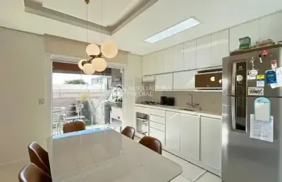 Casa com 3 quartos à venda na Rua Ilari Arlindo Basei, 81, Guarujá, Porto Alegre