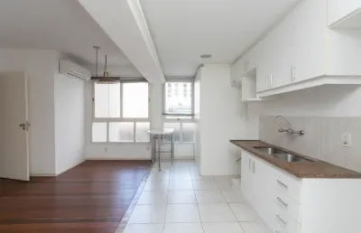 Apartamento em excelente localização no bairro rio branco. possui amplo living, lavabo, cozinha amer
