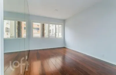 Amplo apartamento no centro histórico com 2 dormitórios e garagem