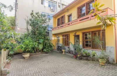 Casa sobrado com 3 quartos e 5 vagas no bairro bom fim