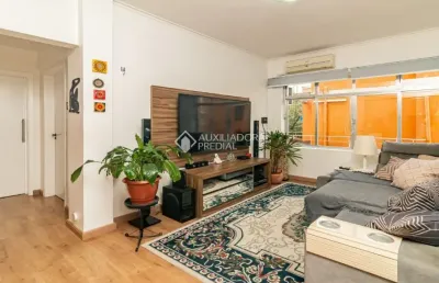 Apartamento reformado de 2 dormitórios com sacada e vaga no bairro floresta!