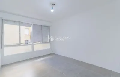 Apartamento reformado com 2 vagas individuais na melhor localização!