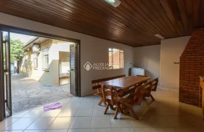 Casa impecável com 3 dormitórios, salão de festas e pátio – pronta para morar!