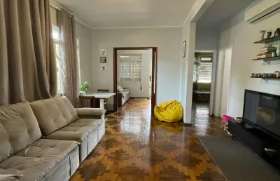 Residência ampla, forte potencial comercial  na azenha