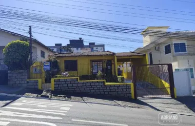 Casa frente com 3 dormitórios para alugar, 122 m² por r$ 6.282/mês - rua joão amaral rios, 440 - praia comprida - são josé/sc